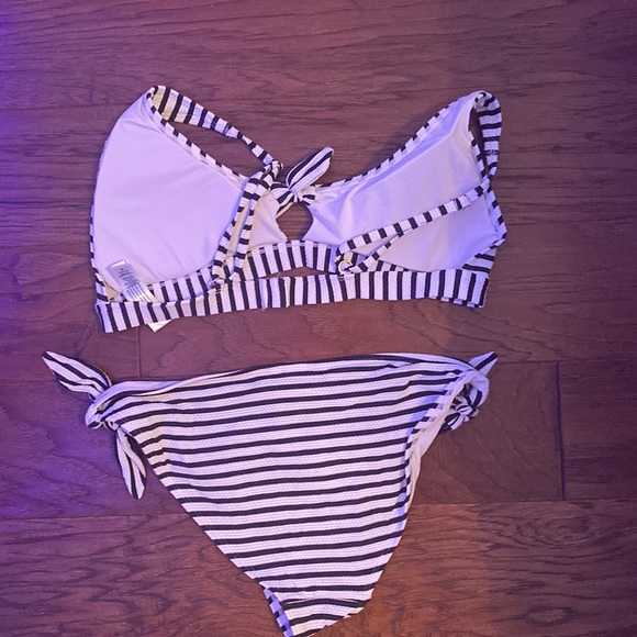 Vineyard vine swimsuit - Picture 2 of 2